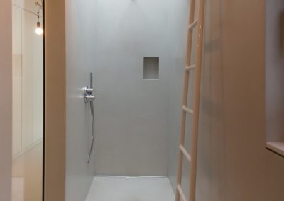 moderne ebenerdige Dusche