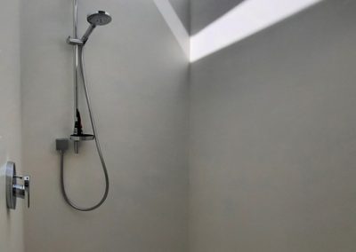 Architektenhaus in Walluf – Dusche mit Oberlicht