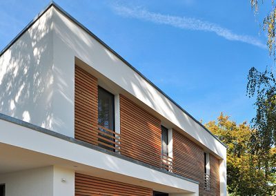 Außenfassade mit Holzelementen – Einfamilienhaus Berlin